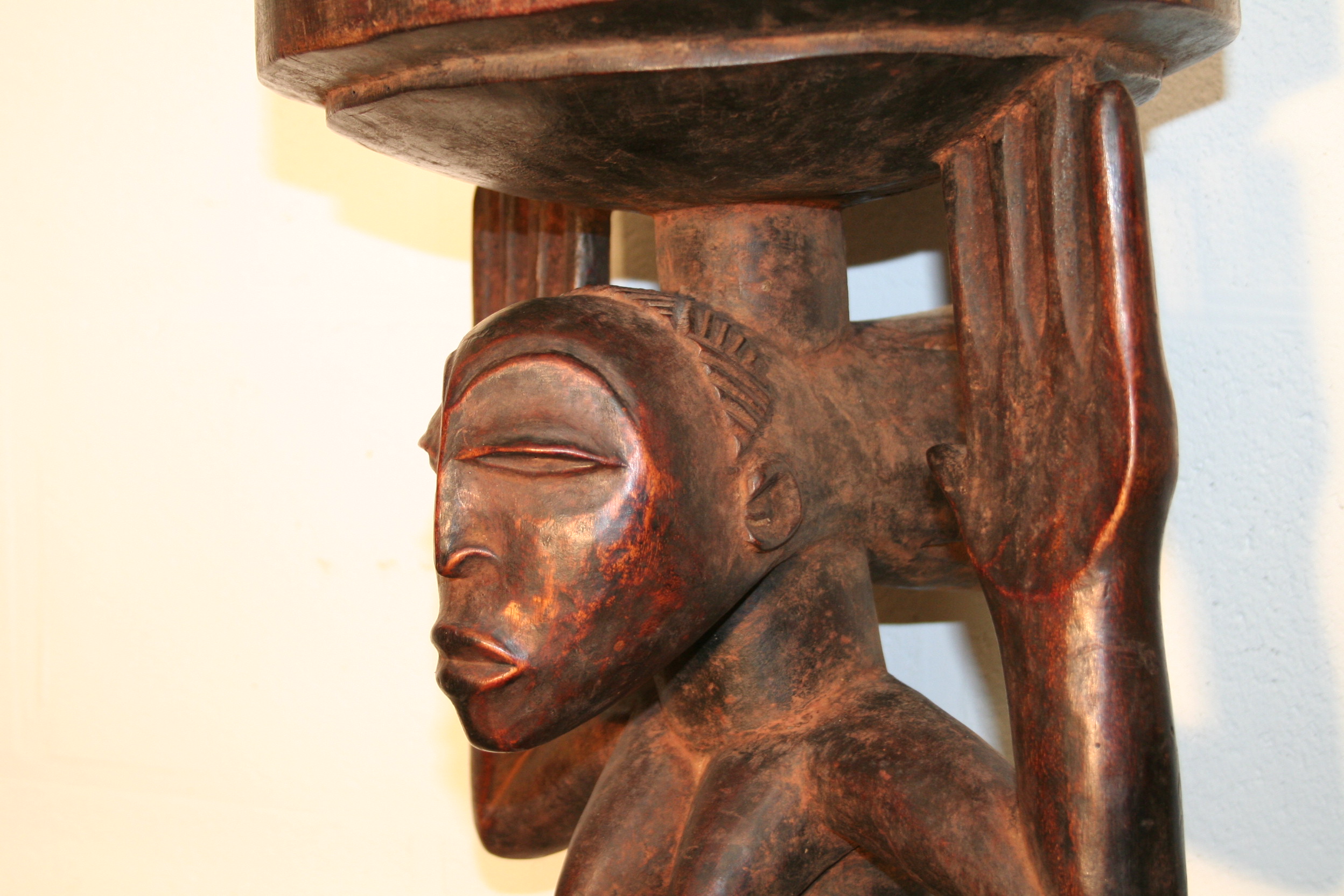 Luba(cariatide), d`afrique : R.d.du Congo, statuette Luba(cariatide), masque ancien africain Luba(cariatide), art du R.d.du Congo - Art Africain, collection privées Belgique. Statue africaine de la tribu des Luba(cariatide), provenant du R.d.du Congo, 1649:siège cariatide Luba.représentant une femme agenouillée soutenant un plateau de ses deux mains Elle a une coiffure  Luba très élaborée.Milieu du 20eme sc.

Kariatide LUBA stoel,met geknielde vrouw die met beide handen de zitting vasthoud
Ze heeft ook een mooie Luba haartooi.Midden de 20ste  eeuw







. art,culture,masque,statue,statuette,pot,ivoire,exposition,expo,masque original,masques,statues,statuettes,pots,expositions,expo,masques originaux,collectionneur d`art,art africain,culture africaine,masque africain,statue africaine,statuette africaine,pot africain,ivoire africain,exposition africain,expo africain,masque origina africainl,masques africains,statues africaines,statuettes africaines,pots africains,expositions africaines,expo africaines,masques originaux  africains,collectionneur d`art africain